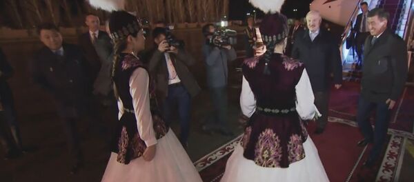 Видеофакт: Лукашенко в Бишкеке встречали цветами и почетным караулом - Sputnik Беларусь