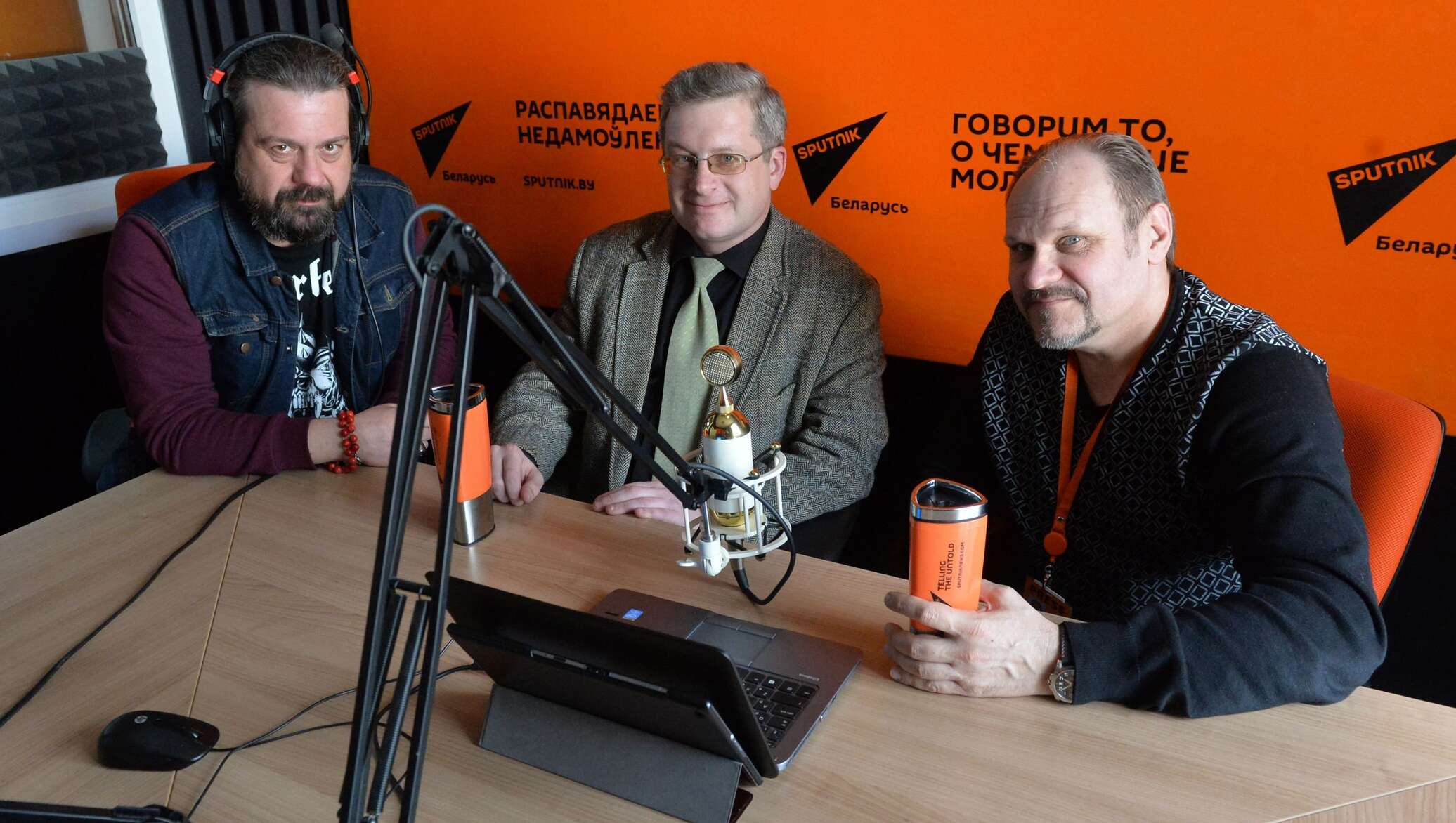 Радио с пучковым. Ведущие радио Спутник Москва. Ведущая радио Sputnik. Ведущие радио Спутник Москва фото. Радио Спутник Кыргызстан ведущие.