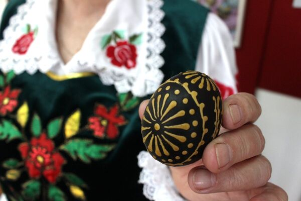 Этому рисунку не менее 100 лет. Так расписывала яйца мама Антонины Юрчени, а до нее – бабушка и прабабушка Этому рисунку не менее 100 лет. Так расписывала яйца мама Антонины Юрчени, а до нее – бабушка и прабабушка - Sputnik Беларусь