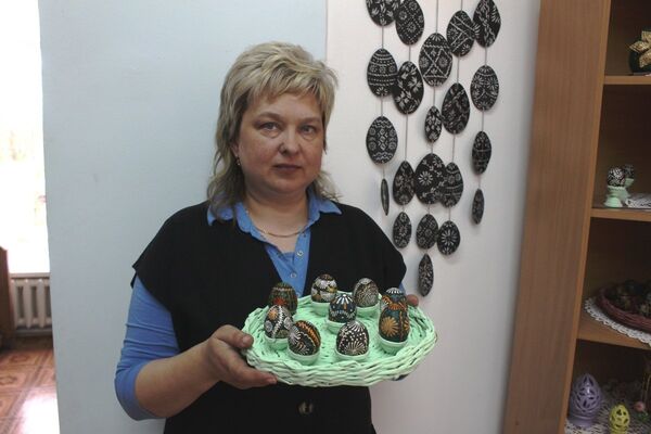 Директор сопоцкинского центра культуры Анна Голубцова собирает и сохраняет самые ценные и интересные писанки местных мастеров Директор сопоцкинского центра культуры Анна Голубцова собирает и сохраняет самые ценные и интересные писанки местных мастеров - Sputnik Беларусь