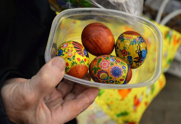 Некоторые минчане отошли от канонов и покрасили яйца продающимися в магазинах упаковками - Sputnik Беларусь