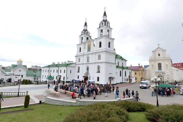 В отличие от Вербного воскресенья у Свято-Духова собора собралось не много прихожан - Sputnik Беларусь
