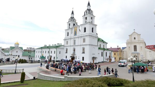 В отличие от Вербного воскресенья у Свято-Духова собора собралось не много прихожан  - Sputnik Беларусь