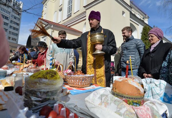 Возле собора Святых Петра и Павла пасхальную еду освящали служки - Sputnik Беларусь