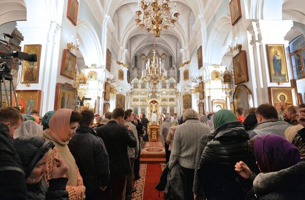 Верующие на Пасхальном богослужении в Архикафедральном соборе Святого Имени Пресвятой Девы Марии в Минске - Sputnik Беларусь