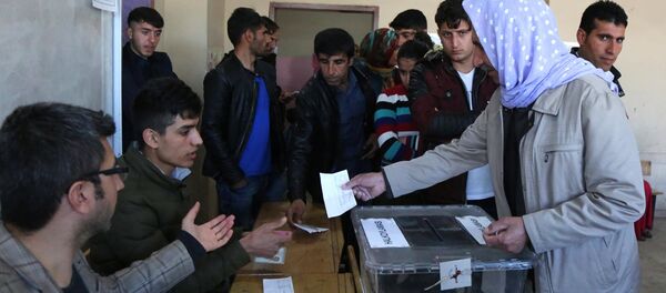 Граждане Турции голосуют на референдуме - Sputnik Беларусь