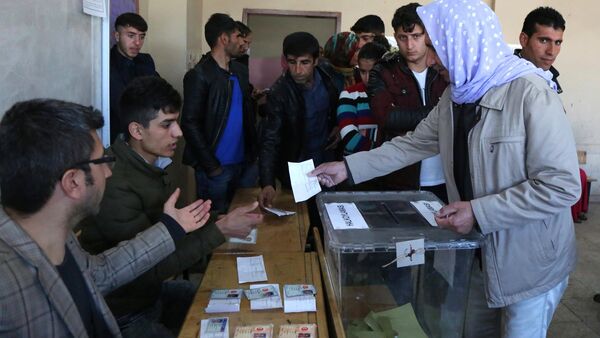 Граждане Турции голосуют на референдуме - Sputnik Беларусь