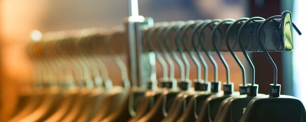 Вешалки с одеждой, архивное фото - Sputnik Беларусь