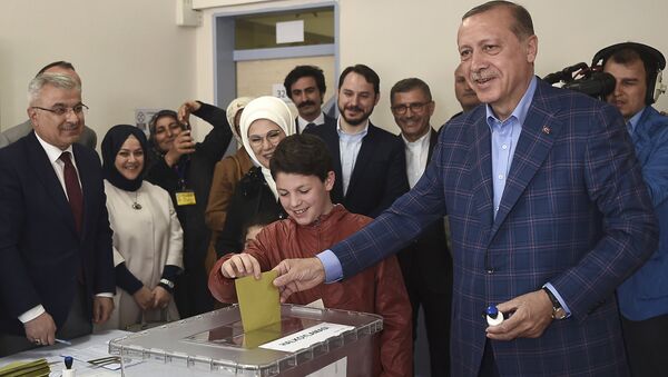 Президент Турции Реджеп Тайип Эрдоган проголосовал накануне на референдуме - Sputnik Беларусь