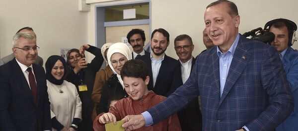 Президент Турции Реджеп Тайип Эрдоган проголосовал накануне на референдуме - Sputnik Беларусь