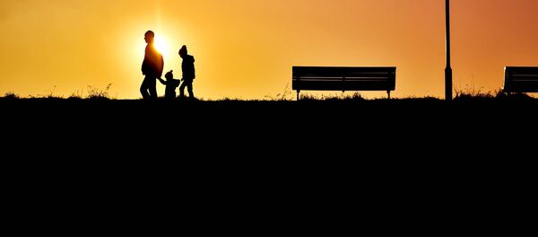 Семья на вечерней прогулке, архивное фото - Sputnik Беларусь