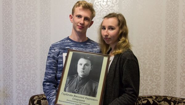 Анна и Антон Сыч с портретом своего прадеда Василия Горбачева - Sputnik Беларусь