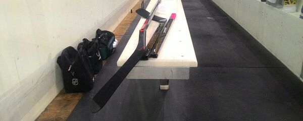 Сломанные хоккейные клюшки, архивное фото - Sputnik Беларусь