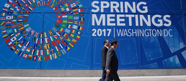Вывеска МВФ накануне начала весенней сессии Совета управляющих МВФ - Sputnik Беларусь