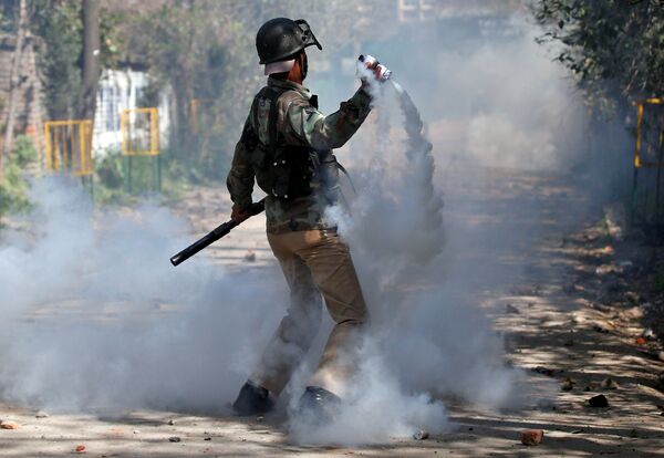 Индийский полицейский во время беспорядков  - Sputnik Беларусь