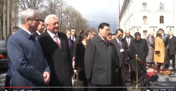 Китайские парламентарии подарили Национальному собранию десять Джили - Sputnik Беларусь