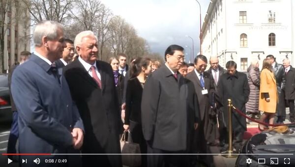 Китайские парламентарии подарили Национальному собранию десять Джили - Sputnik Беларусь