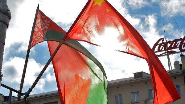Белорусско-китайские флаги на улицах Минска - Sputnik Беларусь