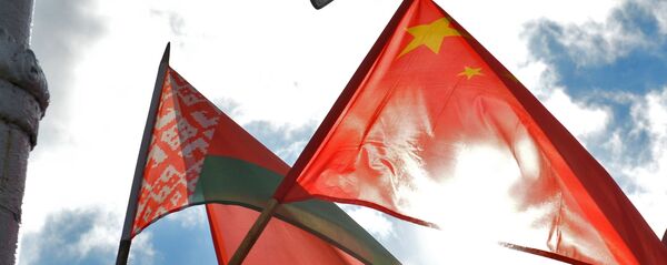 Беларуска-кітайскія сцягі на вуліцах Мінска Беларуска-кітайскія сцягі на вуліцах Мінска - Sputnik Беларусь