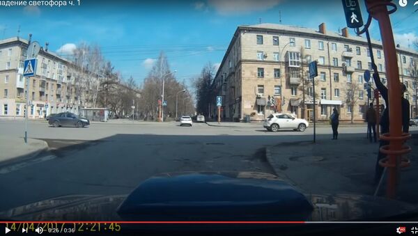 Починил: видео ремонта светофора набирает популярность в соцсетях - Sputnik Беларусь