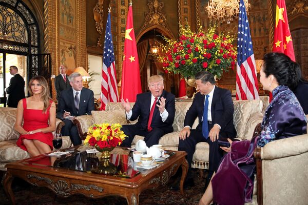 Президент США Дональд Трамп и первая леди Мелания Трамп принимают президента Китая Си Цзиньпина и первую леди Пэн Лиюань в Мар-а-Лаго в Палм-Бич - Sputnik Беларусь