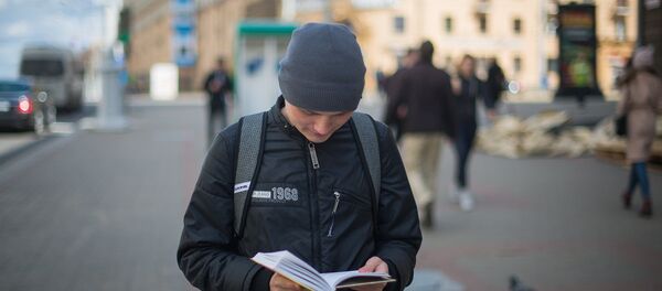Мінчанін Кірыл чытае кнігу, архіўнае фота Мінчанін Кірыл чытае кнігу, архіўнае фота - Sputnik Беларусь