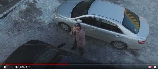 Атака из космоса: бездомный испугался летающего коптера - Sputnik Беларусь