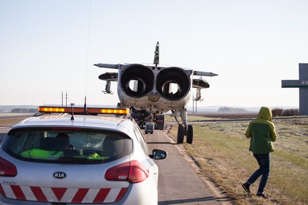 Су-24М ждет машину ГАИ для сопровождения в Поставы - Sputnik Беларусь