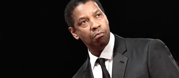 Дэнзэл Вашынгтон у Кнізе Ілая загаварыў на беларускай мове Дэнзэл Вашынгтон у Кнізе Ілая загаварыў на беларускай мове - Sputnik Беларусь