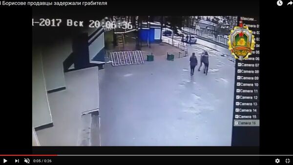Видеофакт: кассиры магазина в Борисове догнали похитителя водки - Sputnik Беларусь