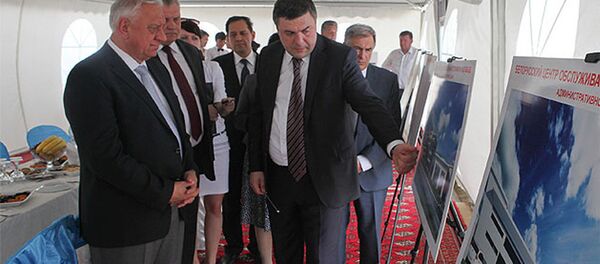 Председатель совета директоров холдинга Yaraw Эрнест Алексеев на встрече с премьер-министром Беларуси Михаилом Мясниковичем в июне 2014 года - Sputnik Беларусь