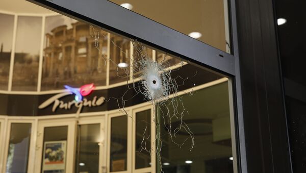 Поврежденное окно на Елисейских Полях после перестрелки в Париже - Sputnik Беларусь