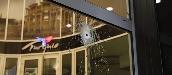 Поврежденное окно на Елисейских Полях после перестрелки в Париже - Sputnik Беларусь