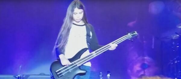 Видеофакт: сын басиста Metallica сыграл на сцене вместе с Korn - Sputnik Беларусь