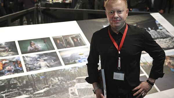 Фотокорреспондент Sputnik Валерий Мельников на открытии выставки победителей World Press Photo в Амстердаме - Sputnik Беларусь