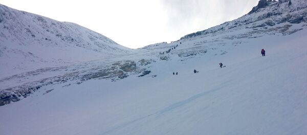 Альпинисты покоряют Эверест, архивное фото Альпинисты покоряют Эверест, архивное фото - Sputnik Беларусь
