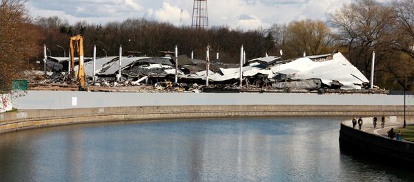 Разрушенное здание НВЦ БелЭкспо с противоположного берега Свислочи - Sputnik Беларусь