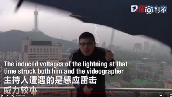 Молния ударила в китайского телеведущего в прямом эфире - Sputnik Беларусь