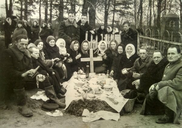 Радаўніца ў вёсцы Пліса Барысаўскага раёна Мінскай вобласці, 1955 год. - Sputnik Беларусь