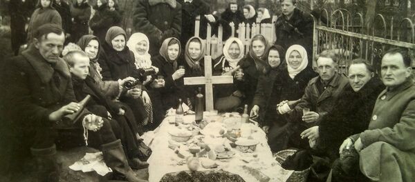 Радаўніца ў вёсцы Пліса Барысаўскага раёна Мінскай вобласці, 1955 год. - Sputnik Беларусь