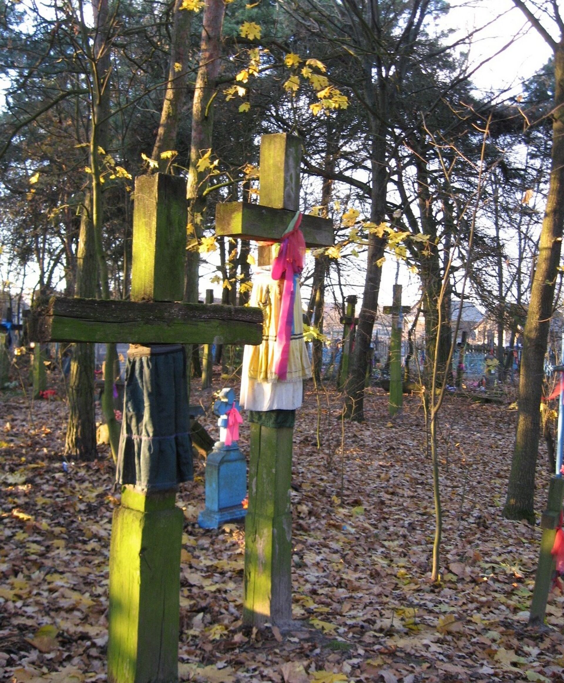 Крыжы з фартушкамі і стужкамі на могілках у вёсцы Цераблічы - Sputnik Беларусь, 1920, 20.04.2026