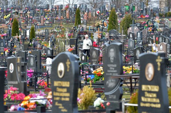 Северное кладбище – одно из самых больших в Минске. В числе известных людей, которые тут похоронены, Станислав Шушкевич и Павел Шеремет. - Sputnik Беларусь