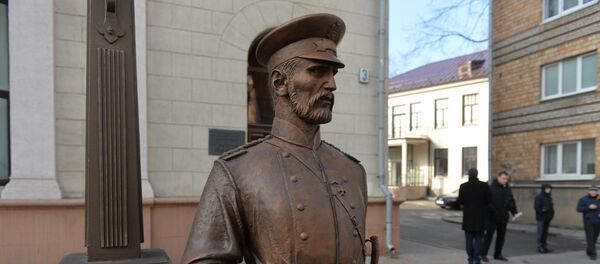 Скульптура гарадавога насупраць будынку МУС Скульптура гарадавога насупраць будынку МУС - Sputnik Беларусь