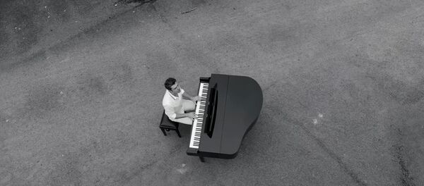 Пианист Евгений Хмара исполняет композицию Nocturne в городе-призраке Припяти - Sputnik Беларусь