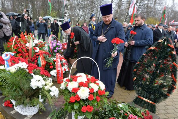 Белорусское духовенство принимает участие в возложении венков к памятнику Жертвам Чернобыля - Sputnik Беларусь