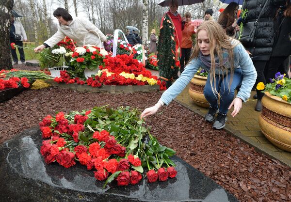 Минчане возлагают цветы к памятнику Жертвам Чернобыля - Sputnik Беларусь
