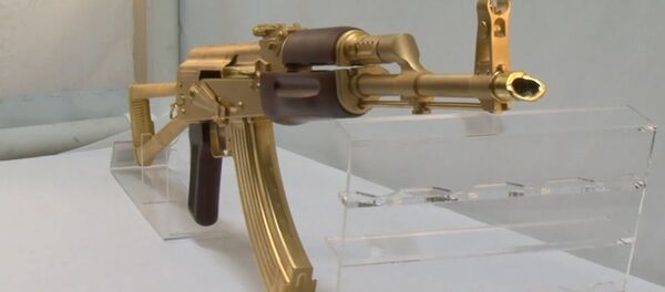 В одном из оружейных магазинов Техаса показали золотой автомат Калашникова В одном из оружейных магазинов Техаса показали золотой автомат Калашникова - Sputnik Беларусь
