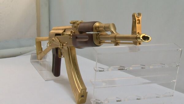 В одном из оружейных магазинов Техаса показали золотой автомат Калашникова - Sputnik Беларусь