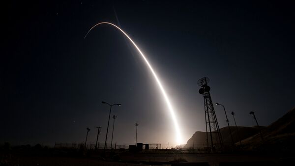 Запуск ракеты Minuteman III с авиабазы Ванденберг в Калифорнии - Sputnik Беларусь