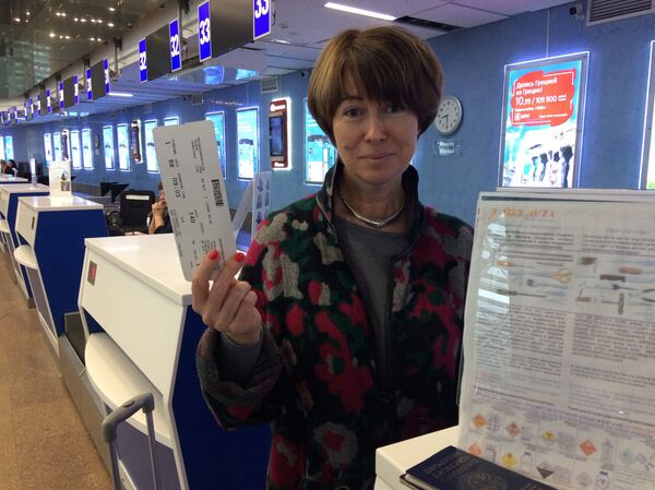 Одна из первых пассажирок рейса в Брюссель Одна из первых пассажирок рейса в Брюссель - Sputnik Беларусь